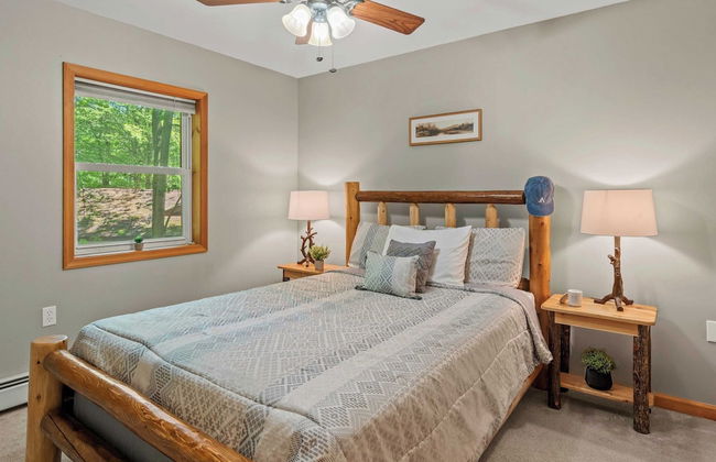 Lake + Pool Access, Game Room, Firepit, Deck Tawny and Peaceful by Avantstay - Foto 31