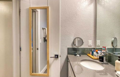 Walk to Empower Field Townhome with Hot Tub! - Foto 35