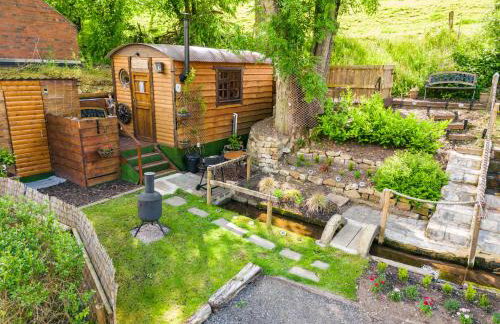 The Old Pumphouse Shepherds Hut with Hot Tub - Photo 4