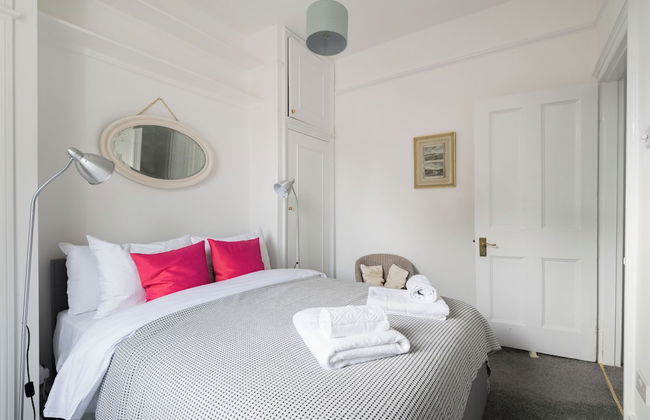 At Home in Chelsea - Photo 10