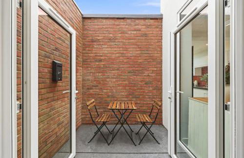 Stylish Home - Pool table, Virgin TV, Fast Wifi, Garden and Self-Check-In by Yoko Property - Photo 6