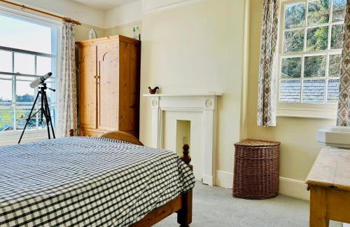 Amazing Large House, Lovely Newly Fitted Kitchen, Sleeps 8 , Nice Views and Garden, Plus a Beach Hut that is Located on Lyme Regis Beach - Photo 27