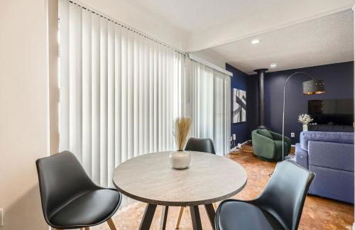 Your Comfy King Suite Getaway - Sleeps 4 - Pool, Prkg - Foto 11