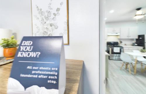 Main St New with AC Monthly stays Charming Cottage KING BED - Foto 25