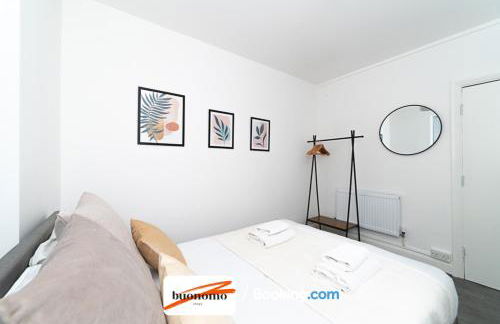 Three Bedroom Apartment At Buonomo Stays Short Lets & Serviced Accommodation With Netflix & Games - Foto 6
