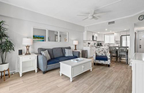 Polished oceanfront condo with pool access, private balcony & washer/dryer - Foto 3