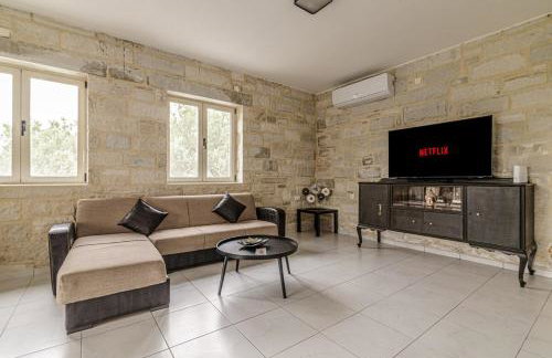 Elysian Stone Villa with Pool & Mountain View - Photo 6