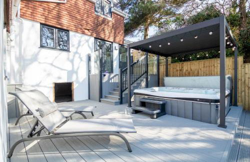 Magnolia House with Hot Tub Park Facilities - Photo 7