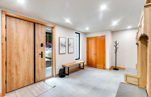 LUXE Hyak Retreat with Sauna, Hot Tub, Game Room, 6BR - Foto 12