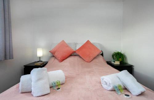 Stylish 2-Bed Home in Nottingham WiFi - Pass the Keys - Photo 11