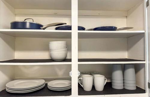 Sleeps 8 2 Full Apartments 5 Beds Parking plus WIFI - Foto 16