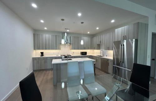 912 Brand New Spacious Tonwhome 3br 3ba sleeps 9 - Foto 11