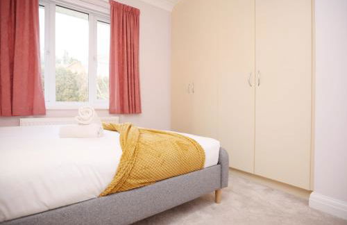 Is Y Coed Place By N And N Stays Ltd, Spacious 5 bed house in Wenvoe Cardiff, With Free Private Parking, Garden and WIFI - Photo 49