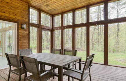 Secluded Modern Enclosed Patio Forest Views Woodland Zen by AvantStay - Foto 4