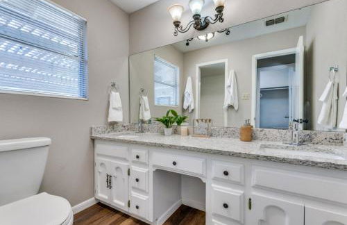 Farmhouse With Amazing Pool at Wester Hills Temple - Photo 8