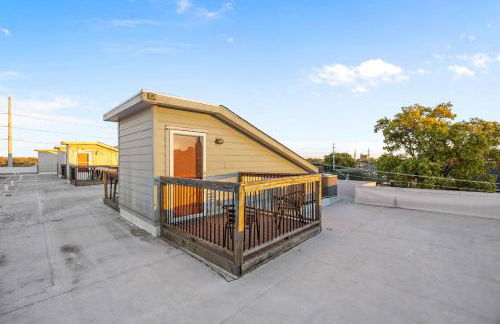 NEW Elegant Downtown Escape with Modern Comforts - Foto 37