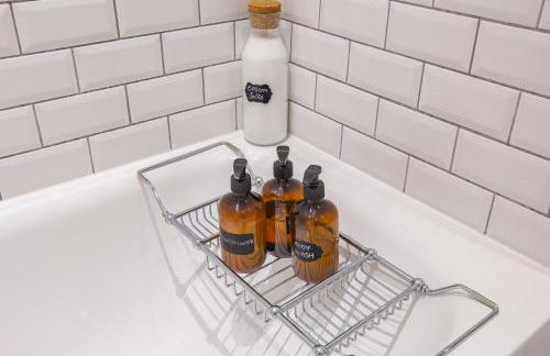 LUXURY Victorian Flat 2 bed 2 bath Flat Sleeps 4 to 7 - Photo 28