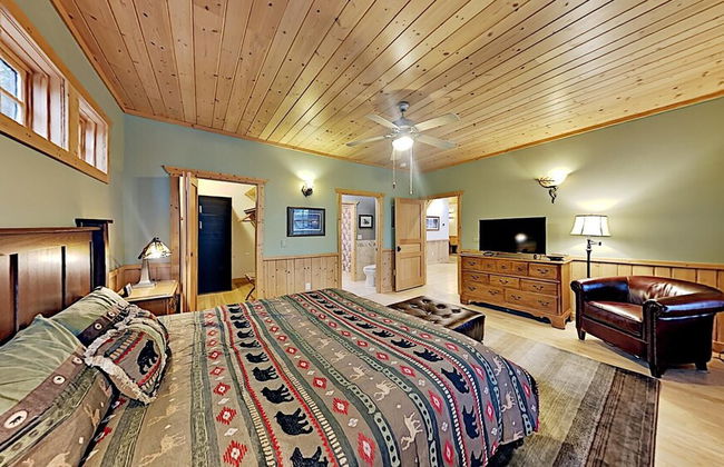 Round House on Round Lake - Photo 4