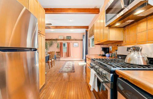 Unique Eastport Bungalow w Yard - Foto 1