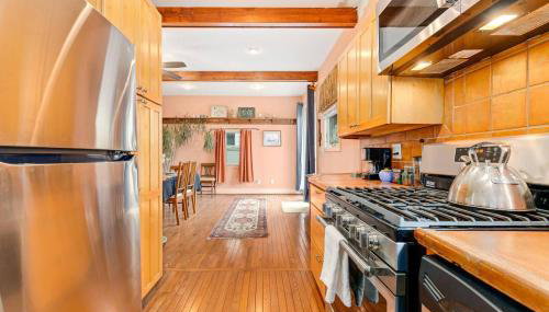 Unique Eastport Bungalow w Yard - Foto 1