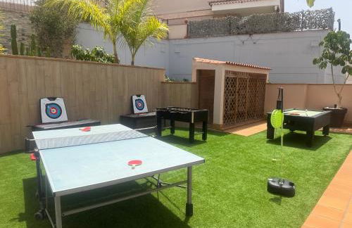 VILLA BLOSSOM in the beautiful area of Puerto Santiago Tenerife with 5 bedrooms for up to 10 guests private swimming pool and many other activities to entertain the family Secure parking for 2 cars and disabled access throughout - Foto 27