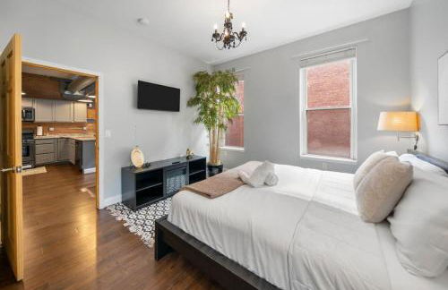 City Escape 2BR Steps to TQL near OTR and Downtown - Foto 1