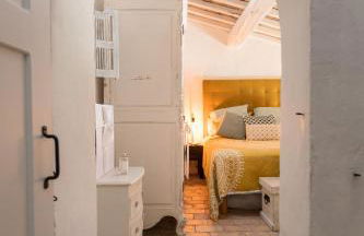 Steps from the Port! Chic 2-Bed in the Heart of Saint-Tropez - Photo 15
