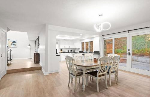 Serene Hilltop Oasis Above the City w Private Pool - Foto 24