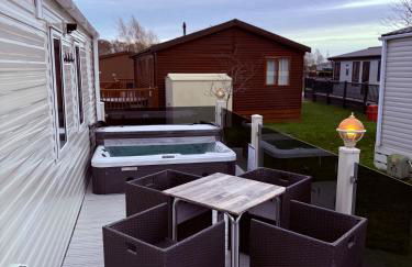 Hot tub retreat, at Tattersall Lakes caravan - Foto 16