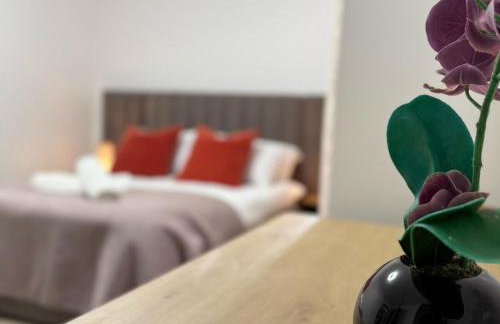 Elegant 2-Bed Apartment with AC, Sleeps 6, Free Parking, Netflix, WiFi, New build - Photo 32