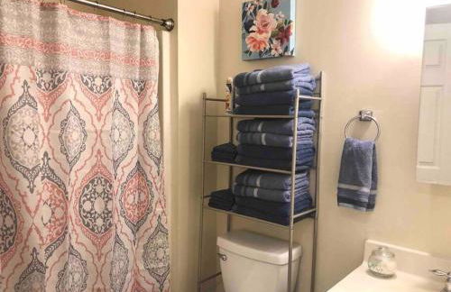 * Radiant Retreat * King Bed * Long Term Stays * - Foto 14