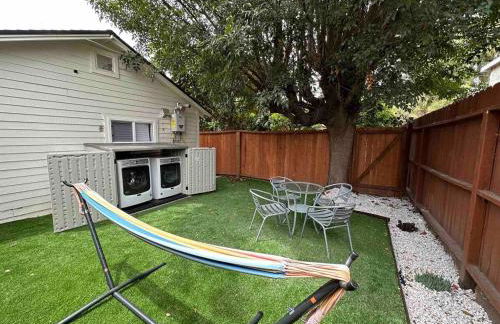 Modern Private Guesthouse with Parking, Yard, and Washer Dryer - Foto 17