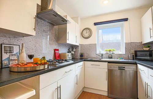 Champflower House- Sleeps 7- Driveway Parking, Contractors, Fast Wifi and Smart TV - Foto 11