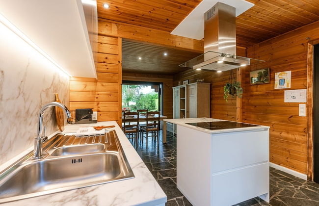 Huswell - Tranquil Retreat Cozy Chalet in the Heart of Urse - Photo 10