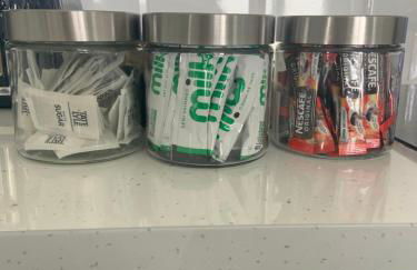 Award Winner of 2026 &2025 traveller & Best guest rated apartment, two bedroom, #1 Leeds city centres most central location, Great 180 degree views,balcony , PARKING onsite, Netflix & WiFi - Foto 35