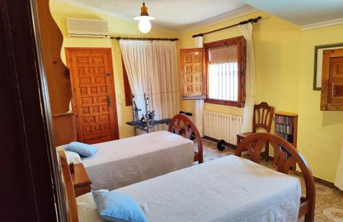 Precioso chalet con gran algarrobo y piscina privada - Foto 15