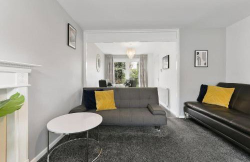 Superb 3 bed house, homely comforts close to supermarkets, with private parking on gated premise - Photo 15