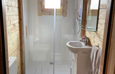 Cosy 2 BR cabin on coast private hot tub ' Driftwood ' - Photo 9