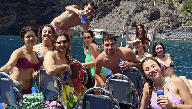 Clientes disfrutando de nuestra excursión, con bebida incluida