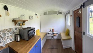 Shepherds Hut with Hot Tub - Foto 4