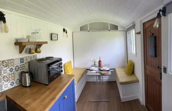 Shepherds Hut with Hot Tub - Foto 4