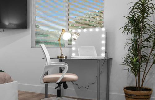 Entire Private Home with 3 Bedrooms 2 Bathrooms, with Garage, Gated Yard, King Bed House, Available Now - Foto 67