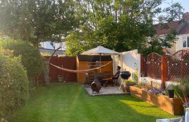 Charming Family Home with Stoves, Garden & Parking - Foto 15