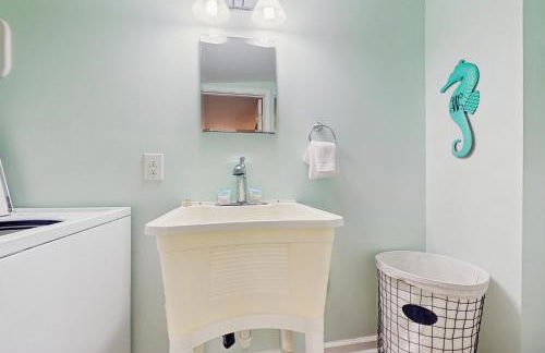 Dog-friendly coastal home with enclosed yard and boat parking available - Foto 17