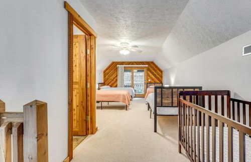 Shady Point Retreat with Hot Tub and Pickleball! - Foto 29