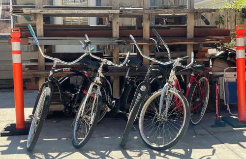 Sunlit Surf House 4BR Downtown Walk to beach - Foto 42