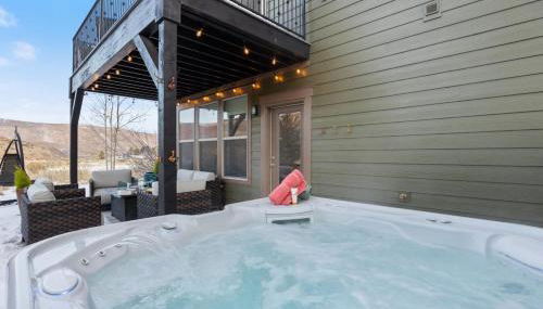 Pvt Hot Tub, Game Rm, Fire Pit, 12 Min Ski and PC - Photo 3