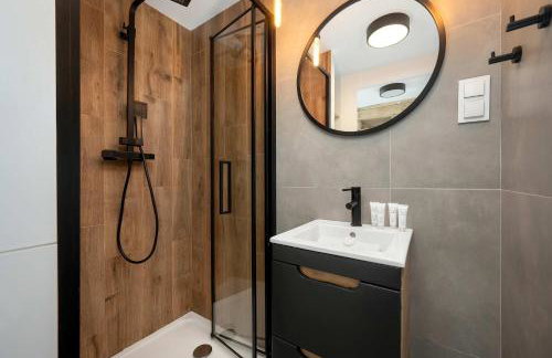 Elegant Studio with Air Conditioning Near the Airport in Wroclaw by Noclegi Renters - Foto 20