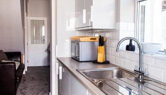 Contractor house, sleeps 7, close to restaurant's & bars, long stays available, Oveyo Accommodation - Foto 4