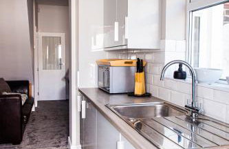 Contractor house, sleeps 7, close to restaurant's & bars, long stays available, Oveyo Accommodation - Foto 4